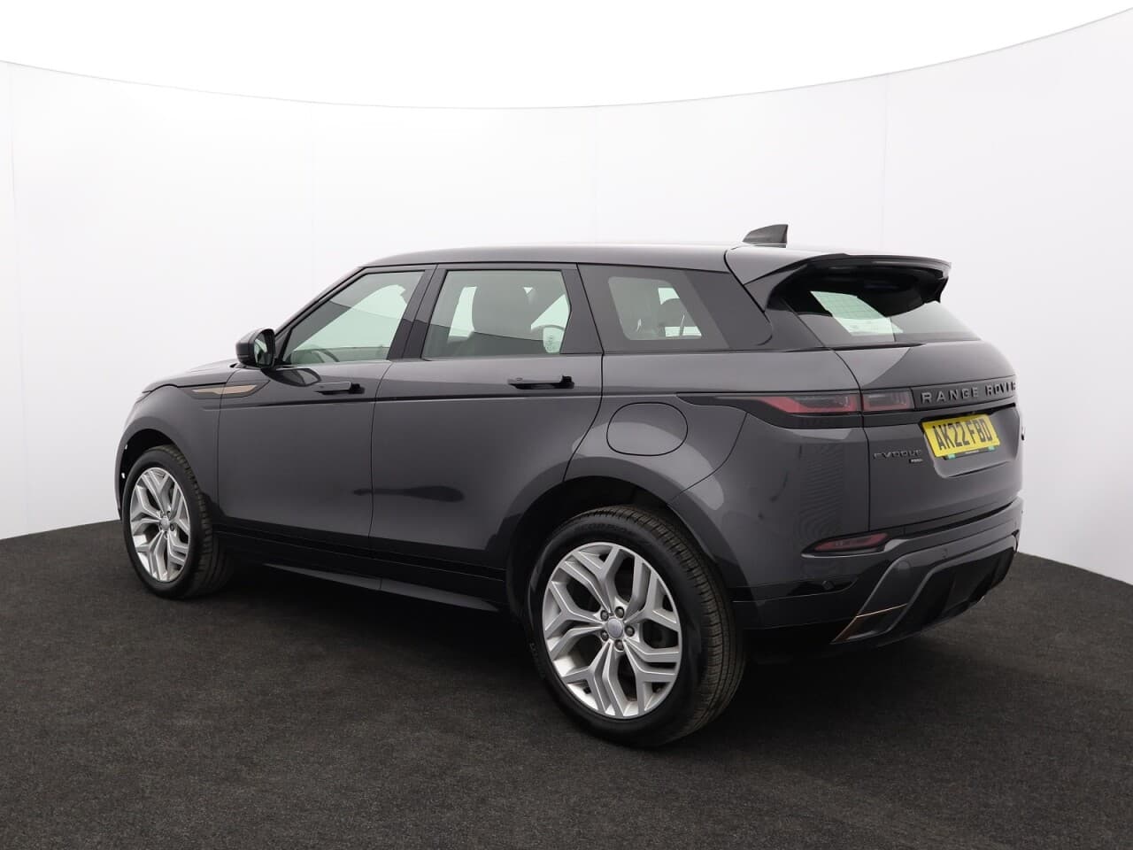 Land Rover Range Rover Evoque 1.5 P300e 12.2kWh R-Dynamic SE — image 8