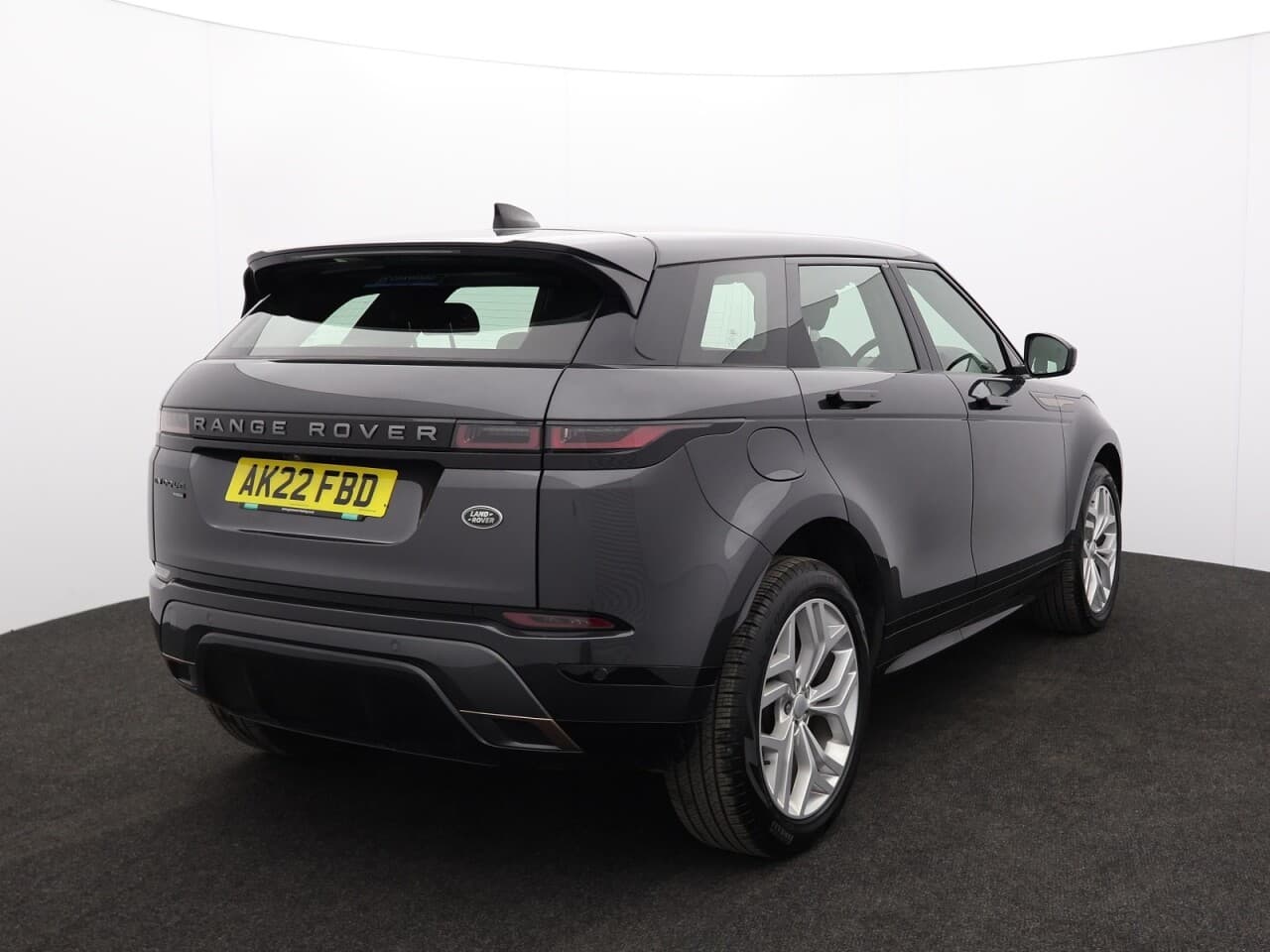 Land Rover Range Rover Evoque 1.5 P300e 12.2kWh R-Dynamic SE — image 10