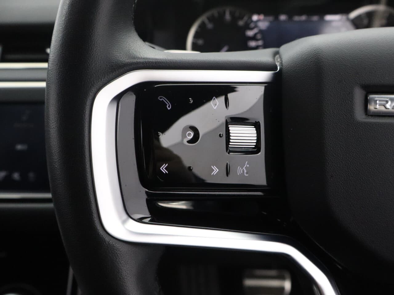 Land Rover Range Rover Evoque 1.5 P300e 12.2kWh R-Dynamic SE — image 17