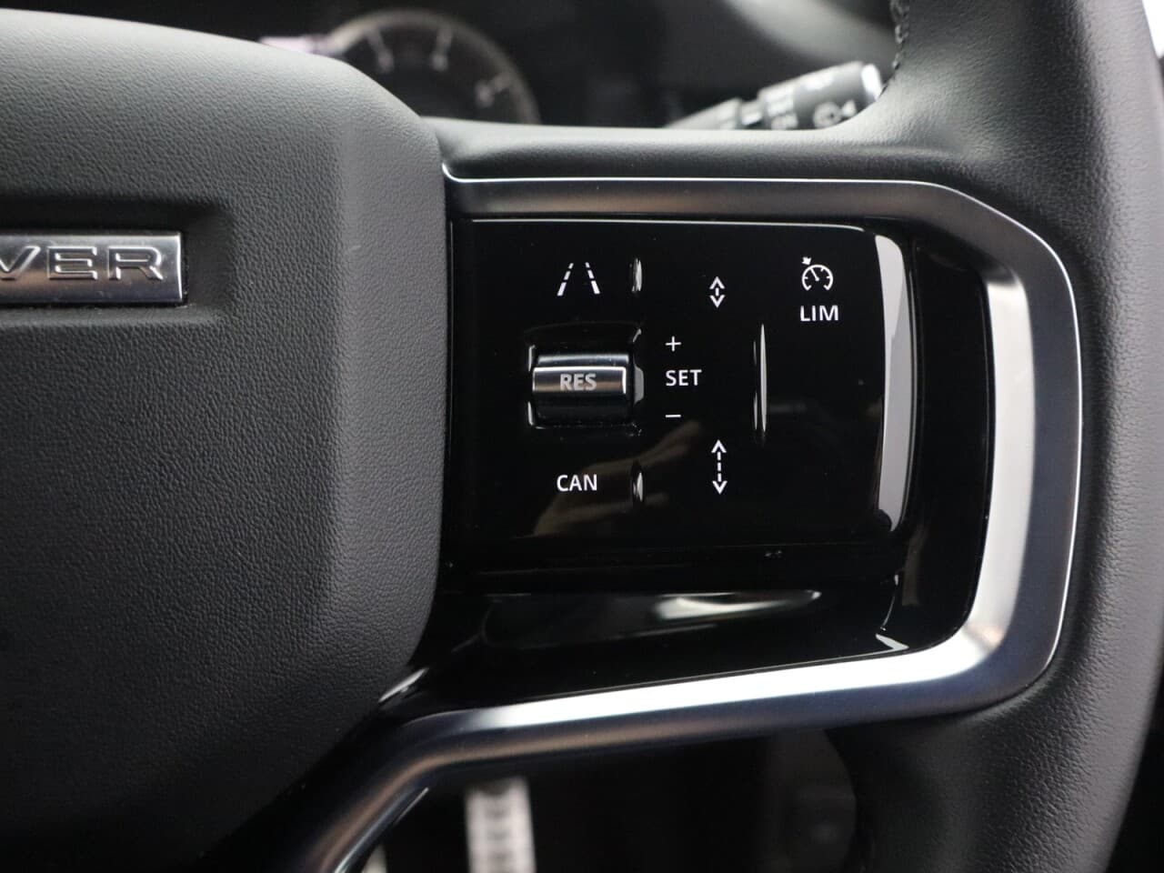 Land Rover Range Rover Evoque 1.5 P300e 12.2kWh R-Dynamic SE — image 18