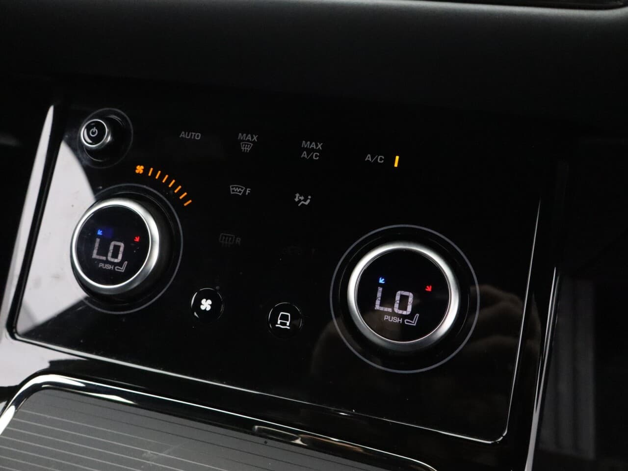 Land Rover Range Rover Evoque 1.5 P300e 12.2kWh R-Dynamic SE — image 21