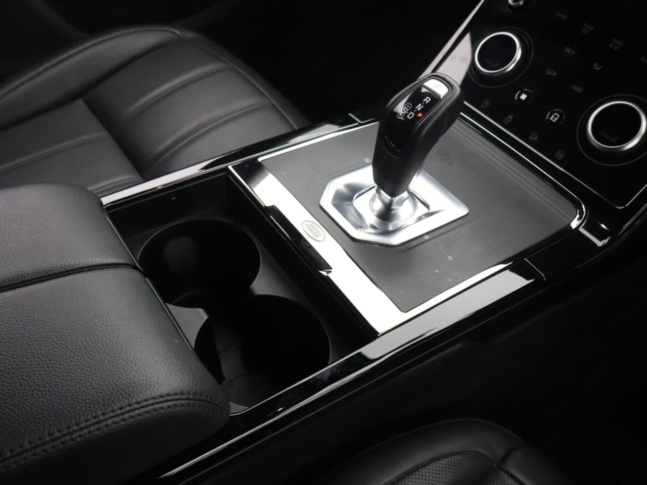Land Rover Range Rover Evoque 1.5 P300e 12.2kWh R-Dynamic SE — image 26