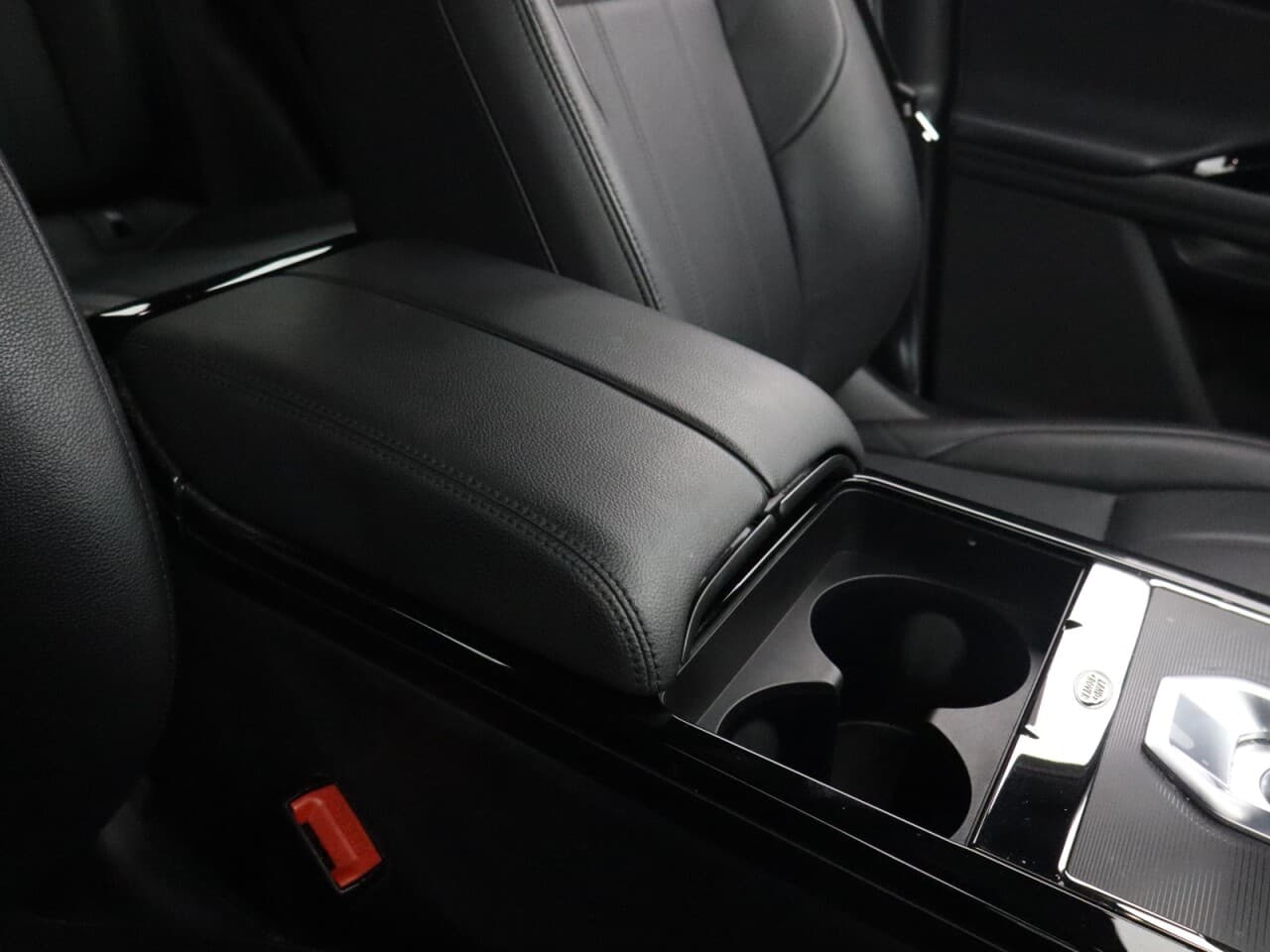 Land Rover Range Rover Evoque 1.5 P300e 12.2kWh R-Dynamic SE — image 27
