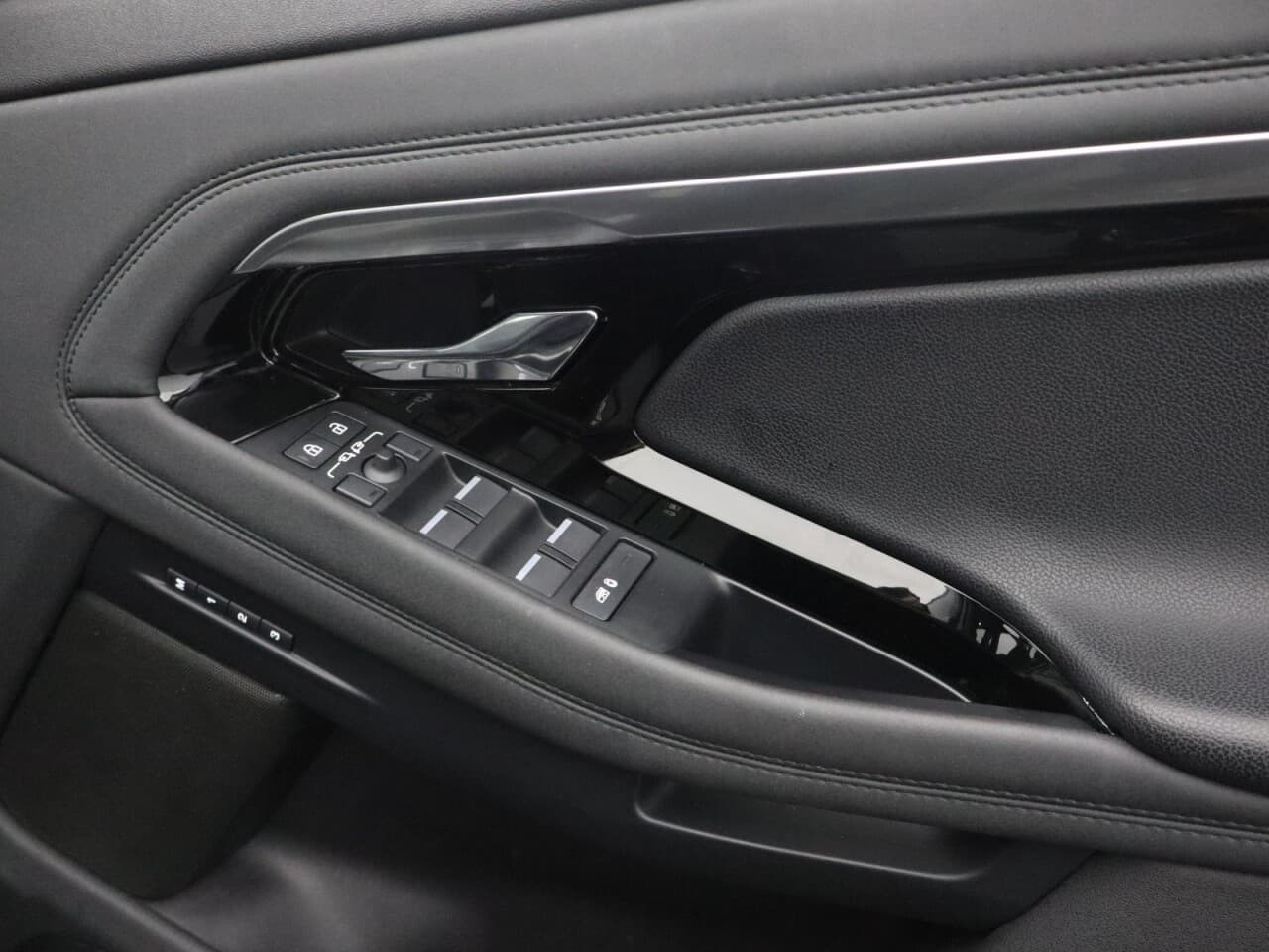 Land Rover Range Rover Evoque 1.5 P300e 12.2kWh R-Dynamic SE — image 28
