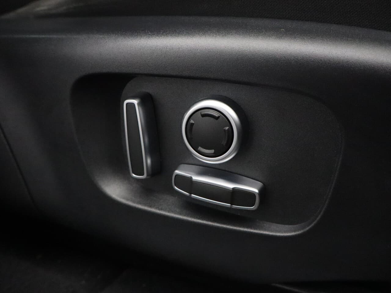 Land Rover Range Rover Evoque 1.5 P300e 12.2kWh R-Dynamic SE — image 29