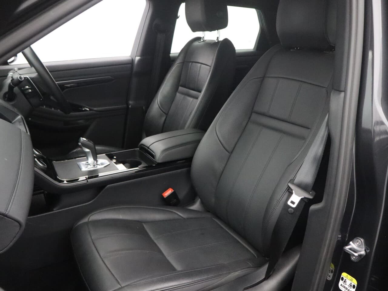 Land Rover Range Rover Evoque 1.5 P300e 12.2kWh R-Dynamic SE — image 32