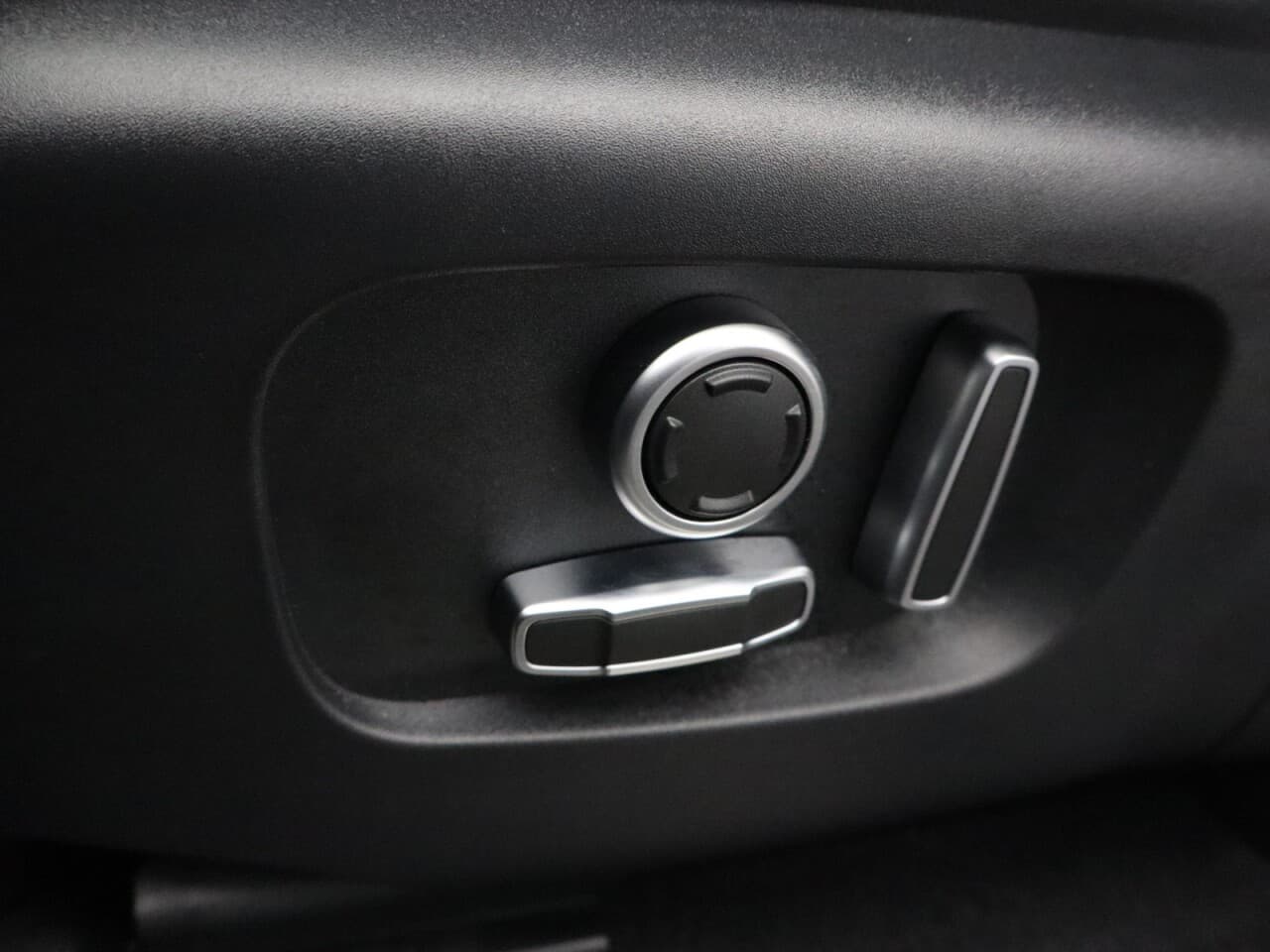 Land Rover Range Rover Evoque 1.5 P300e 12.2kWh R-Dynamic SE — image 33