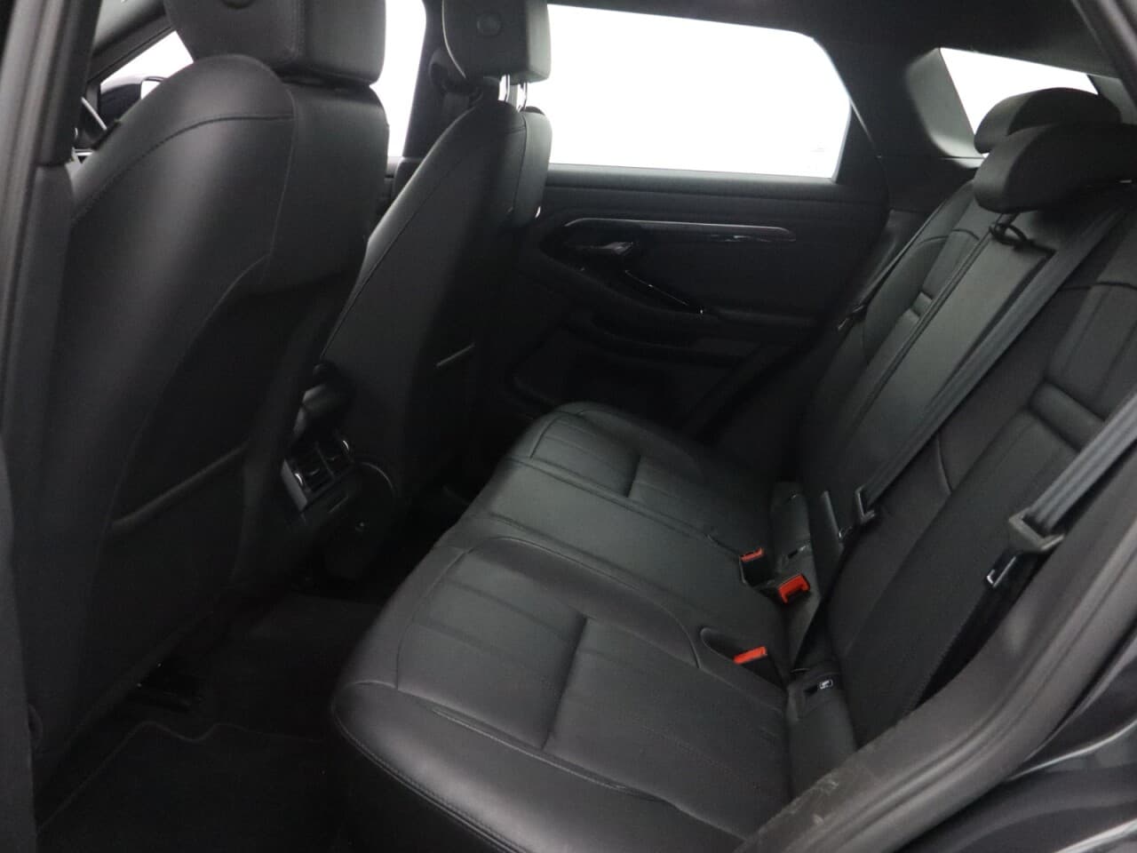 Land Rover Range Rover Evoque 1.5 P300e 12.2kWh R-Dynamic SE — image 35