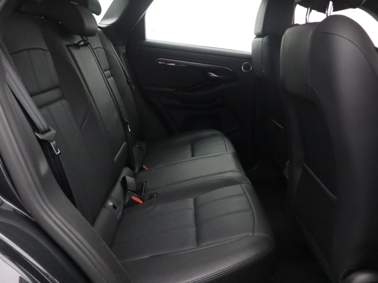 Land Rover Range Rover Evoque 1.5 P300e 12.2kWh R-Dynamic SE — image 36