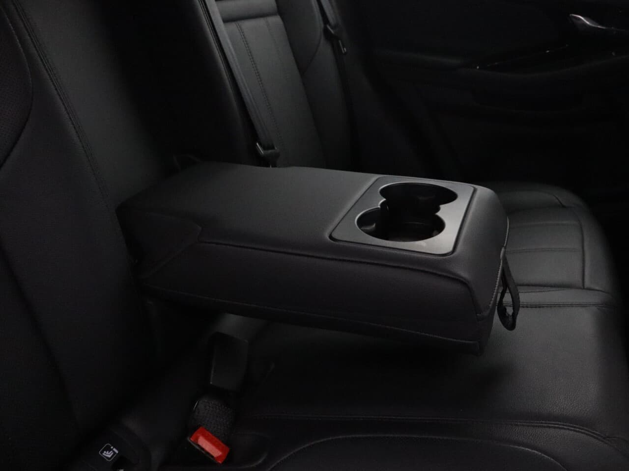 Land Rover Range Rover Evoque 1.5 P300e 12.2kWh R-Dynamic SE — image 38