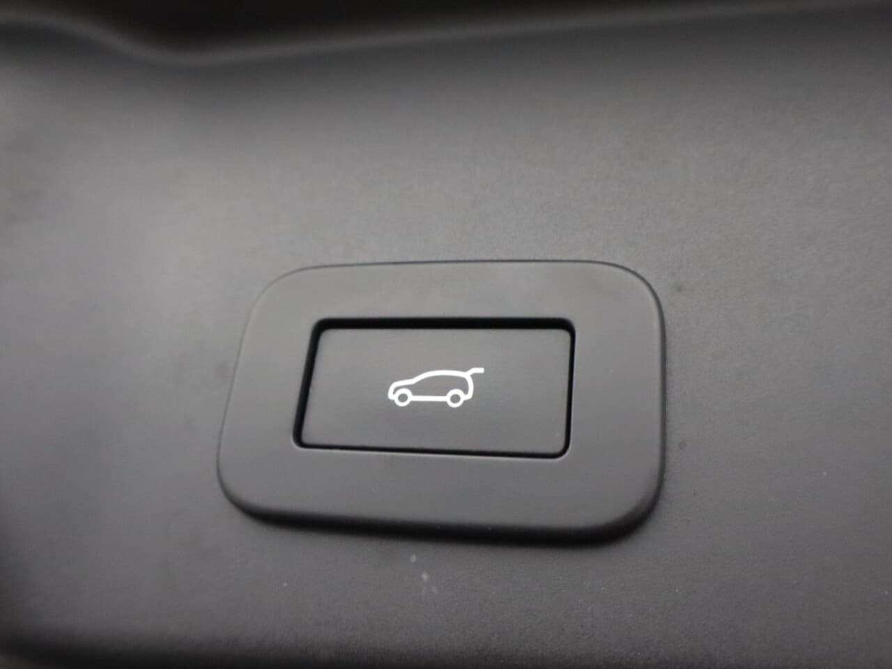 Land Rover Range Rover Evoque 1.5 P300e 12.2kWh R-Dynamic SE — image 40