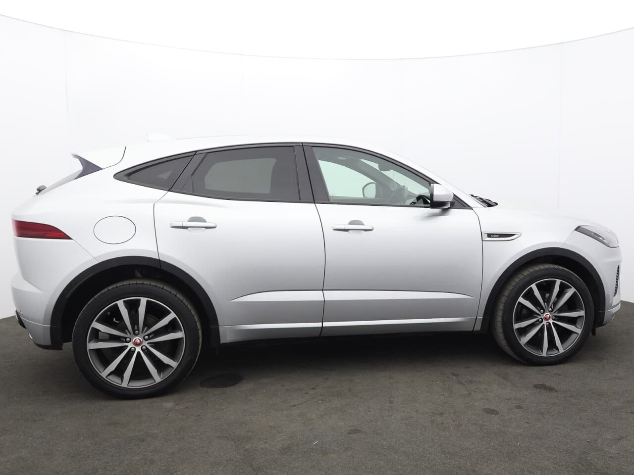 Jaguar E-Pace 2.0 D180 R-Dynamic HSE — image 10