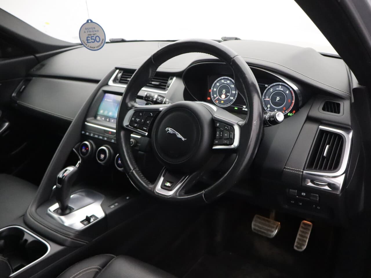 Jaguar E-Pace 2.0 D180 R-Dynamic HSE — image 11