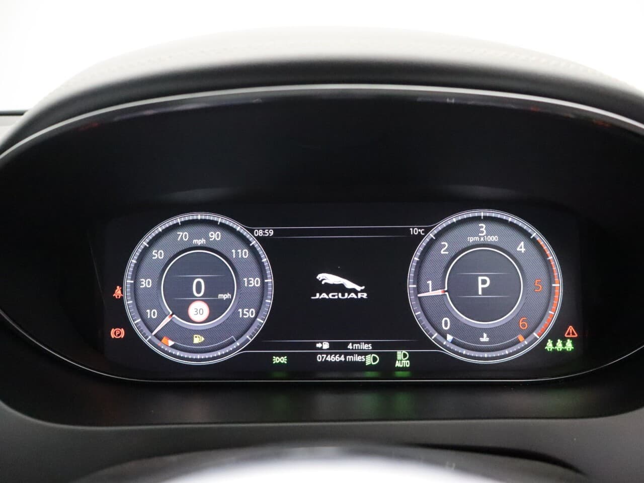 Jaguar E-Pace 2.0 D180 R-Dynamic HSE — image 13