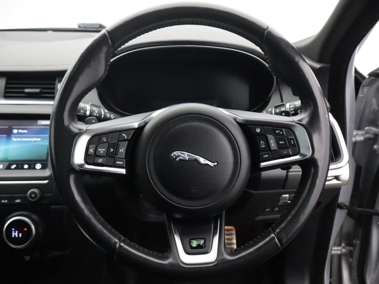 Jaguar E-Pace 2.0 D180 R-Dynamic HSE — image 15