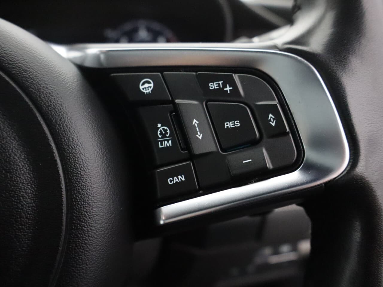 Jaguar E-Pace 2.0 D180 R-Dynamic HSE — image 17