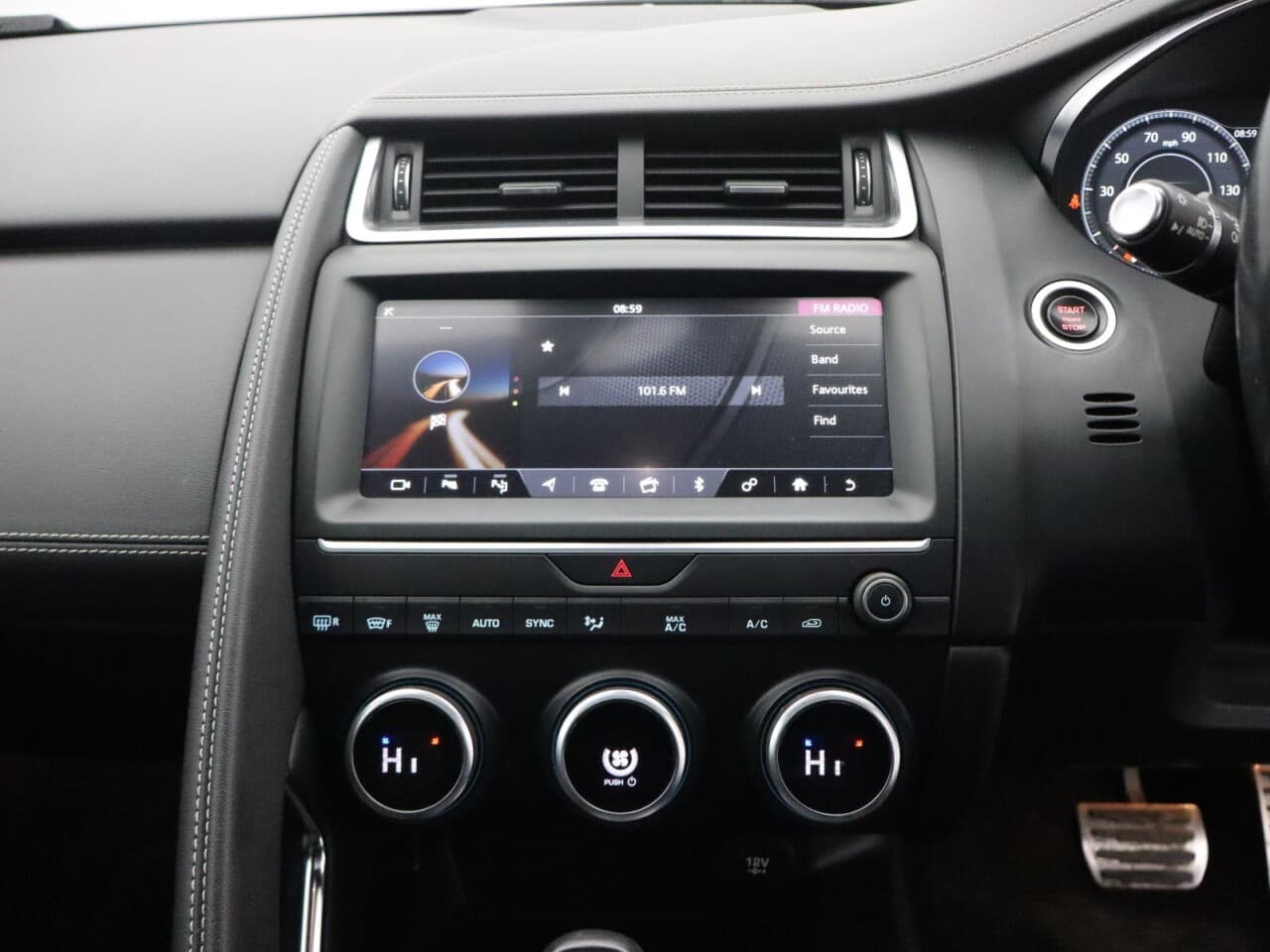 Jaguar E-Pace 2.0 D180 R-Dynamic HSE — image 19