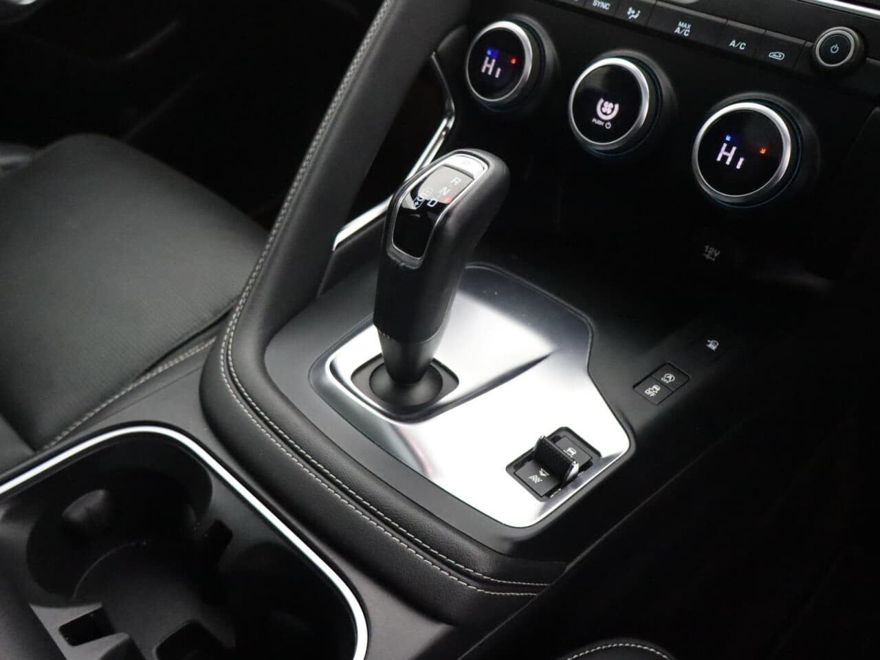Jaguar E-Pace 2.0 D180 R-Dynamic HSE — image 23