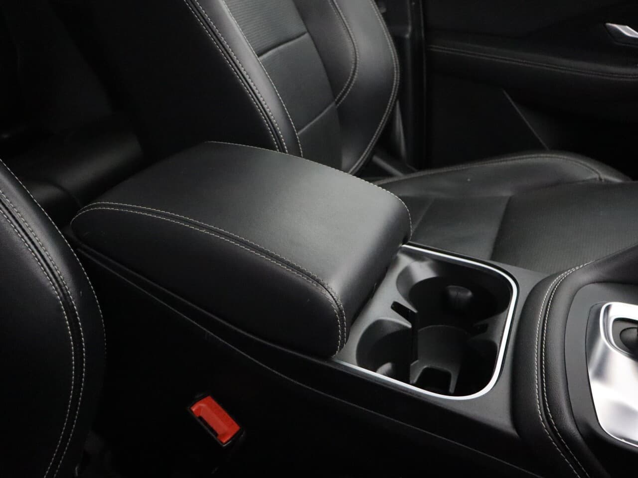 Jaguar E-Pace 2.0 D180 R-Dynamic HSE — image 24