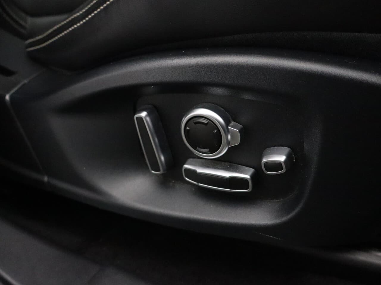 Jaguar E-Pace 2.0 D180 R-Dynamic HSE — image 25