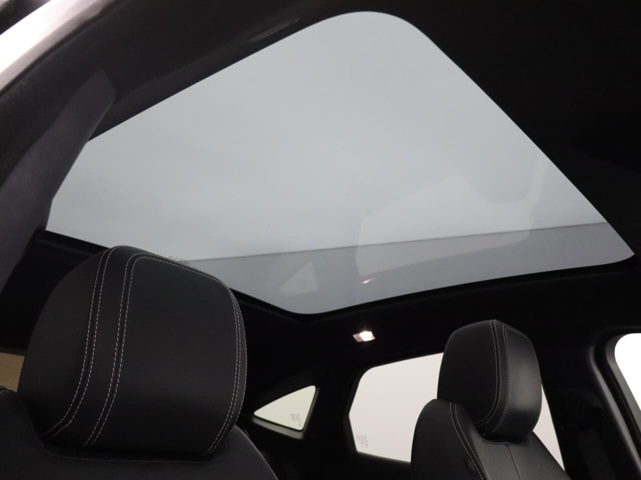Jaguar E-Pace 2.0 D180 R-Dynamic HSE — image 26
