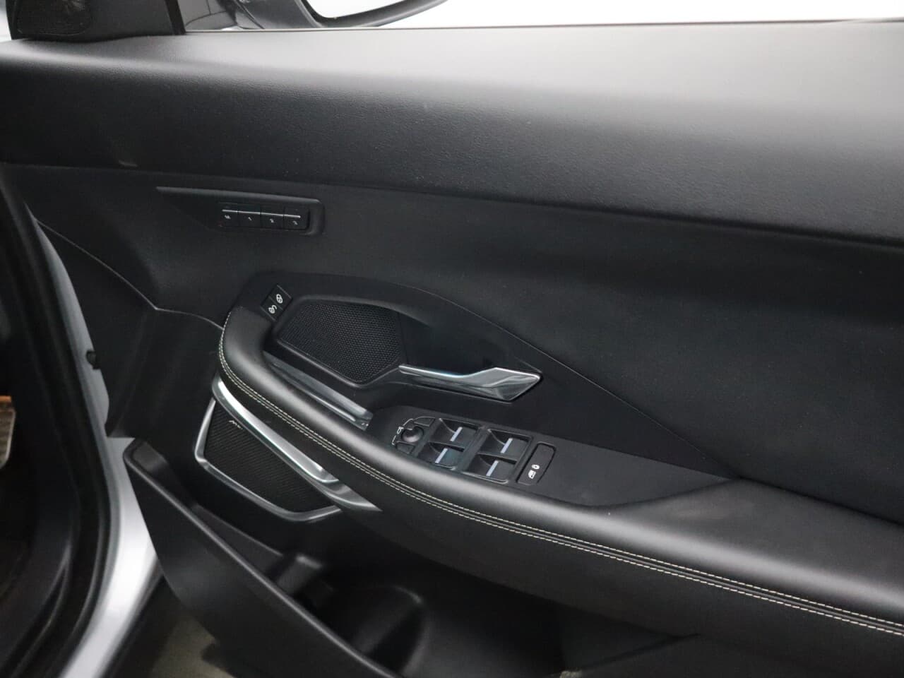 Jaguar E-Pace 2.0 D180 R-Dynamic HSE — image 28