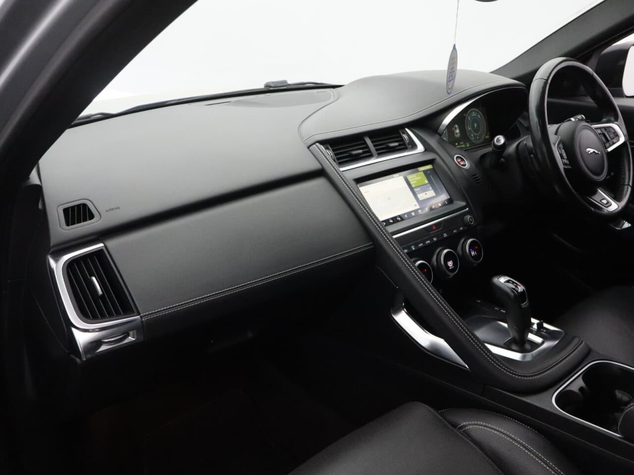 Jaguar E-Pace 2.0 D180 R-Dynamic HSE — image 29