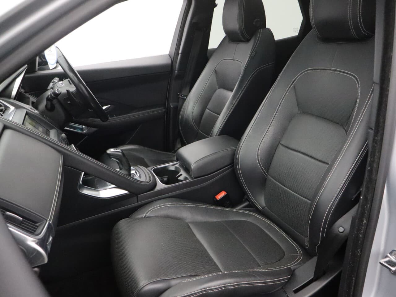 Jaguar E-Pace 2.0 D180 R-Dynamic HSE — image 30