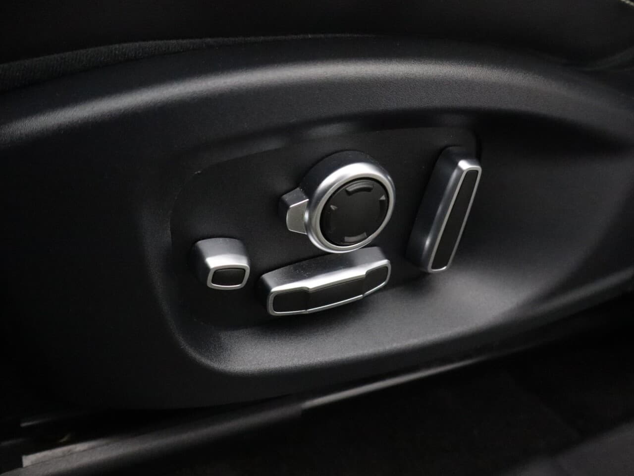 Jaguar E-Pace 2.0 D180 R-Dynamic HSE — image 31