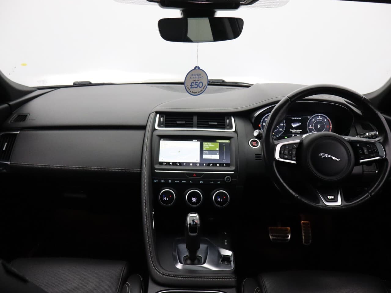 Jaguar E-Pace 2.0 D180 R-Dynamic HSE — image 32