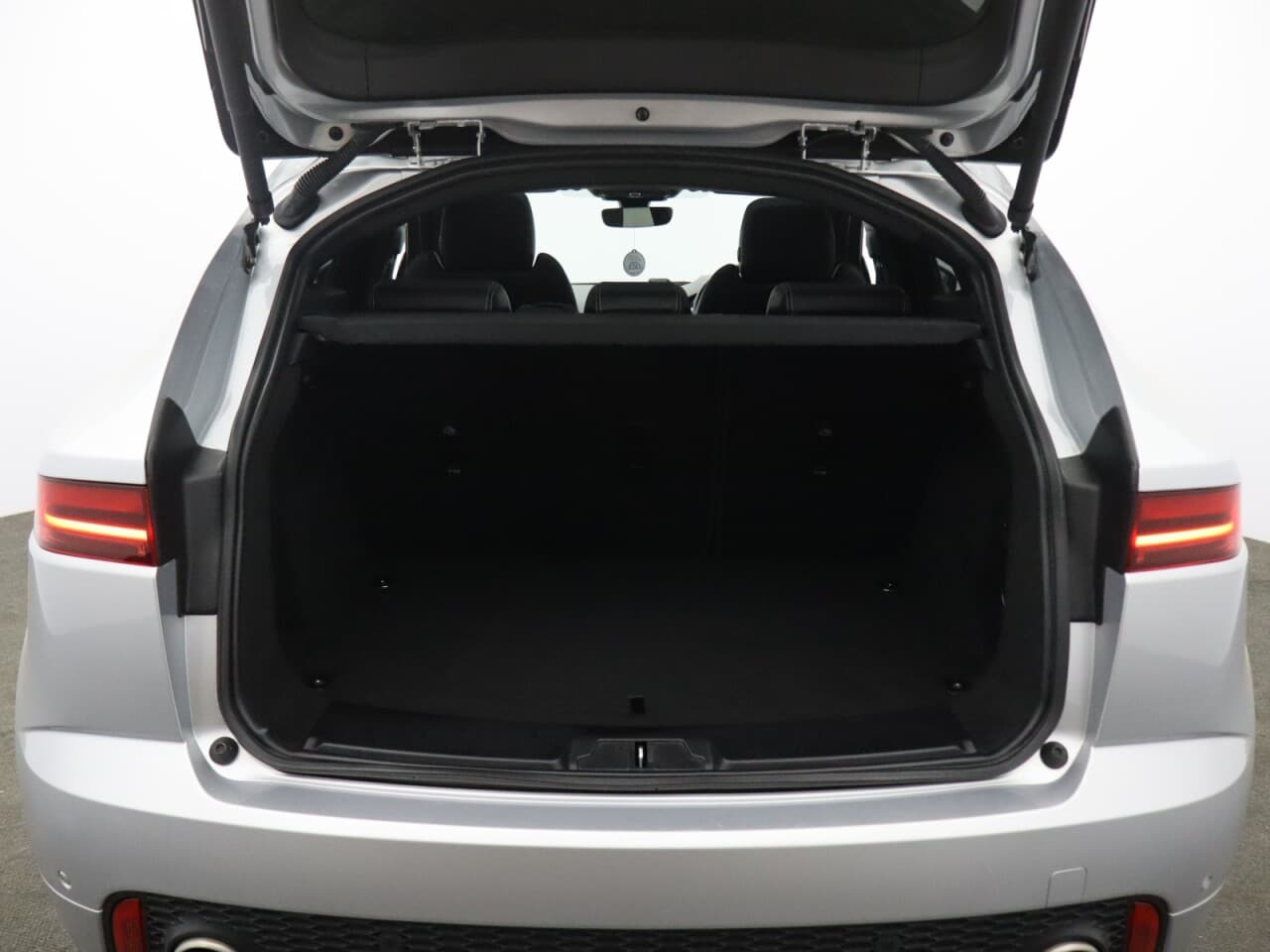Jaguar E-Pace 2.0 D180 R-Dynamic HSE — image 37