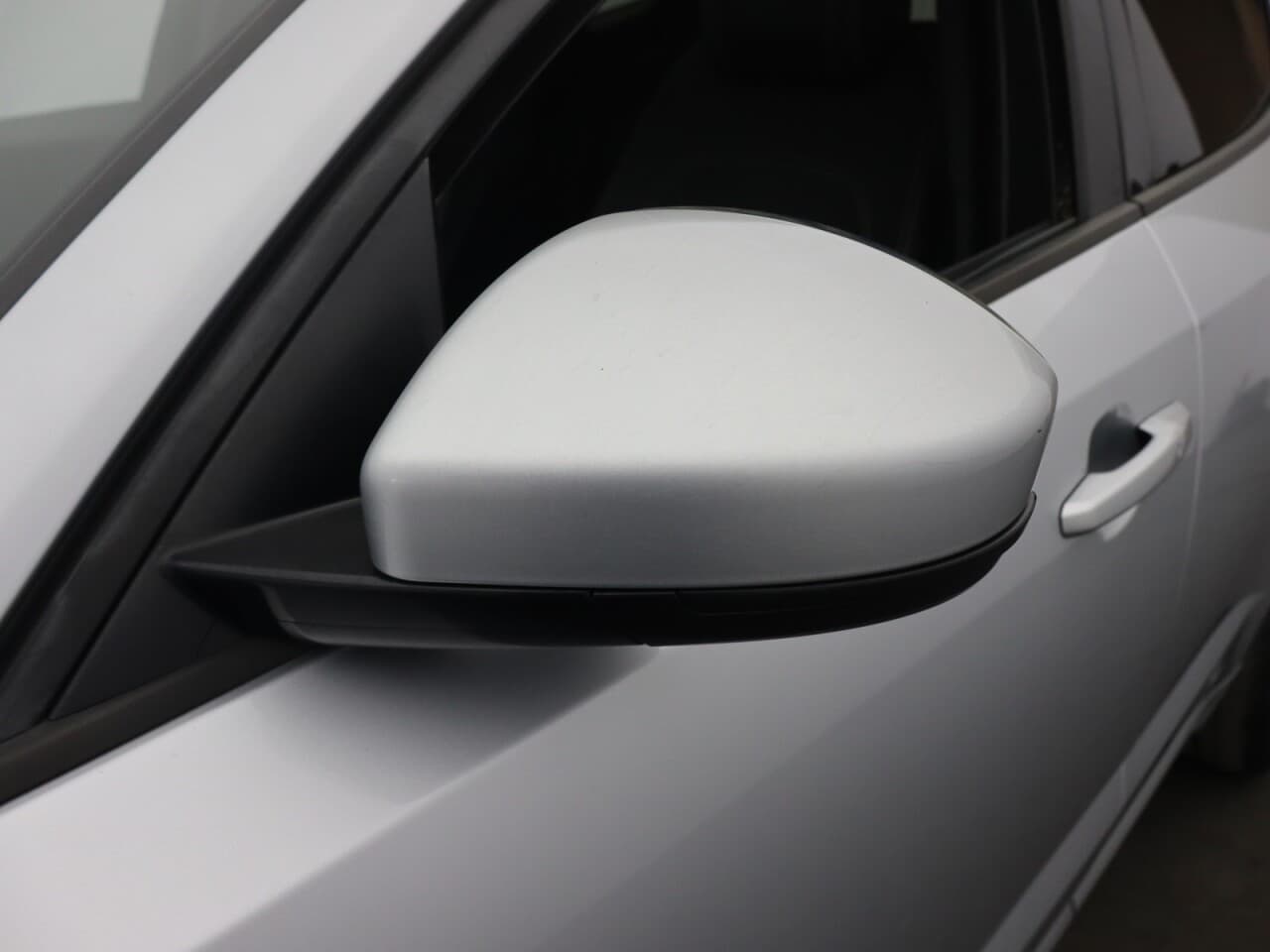 Jaguar E-Pace 2.0 D180 R-Dynamic HSE — image 42