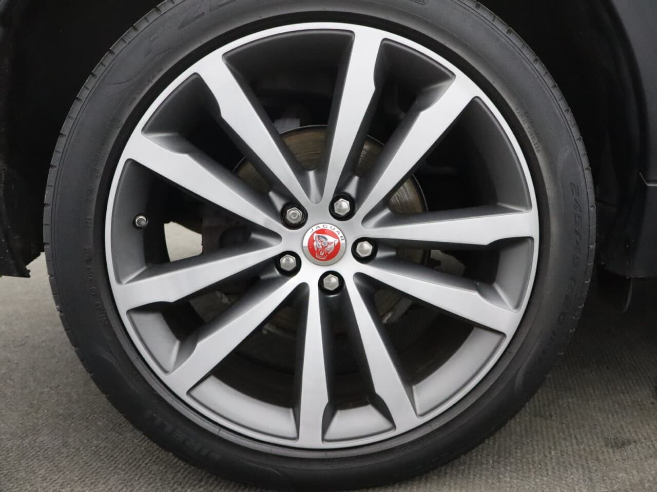Jaguar E-Pace 2.0 D180 R-Dynamic HSE — image 45