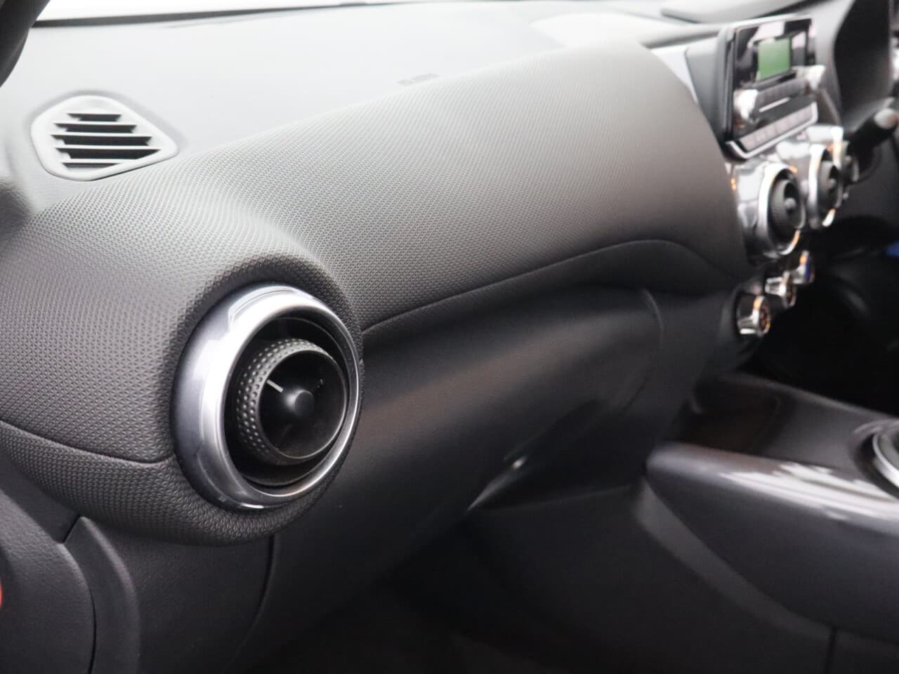 Nissan Juke 1.0 DIG-T Visia — image 32