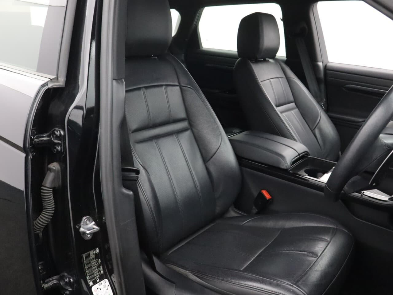 Land Rover Range Rover Evoque 1.5 P300e 12.2kWh R-Dynamic S — image 14