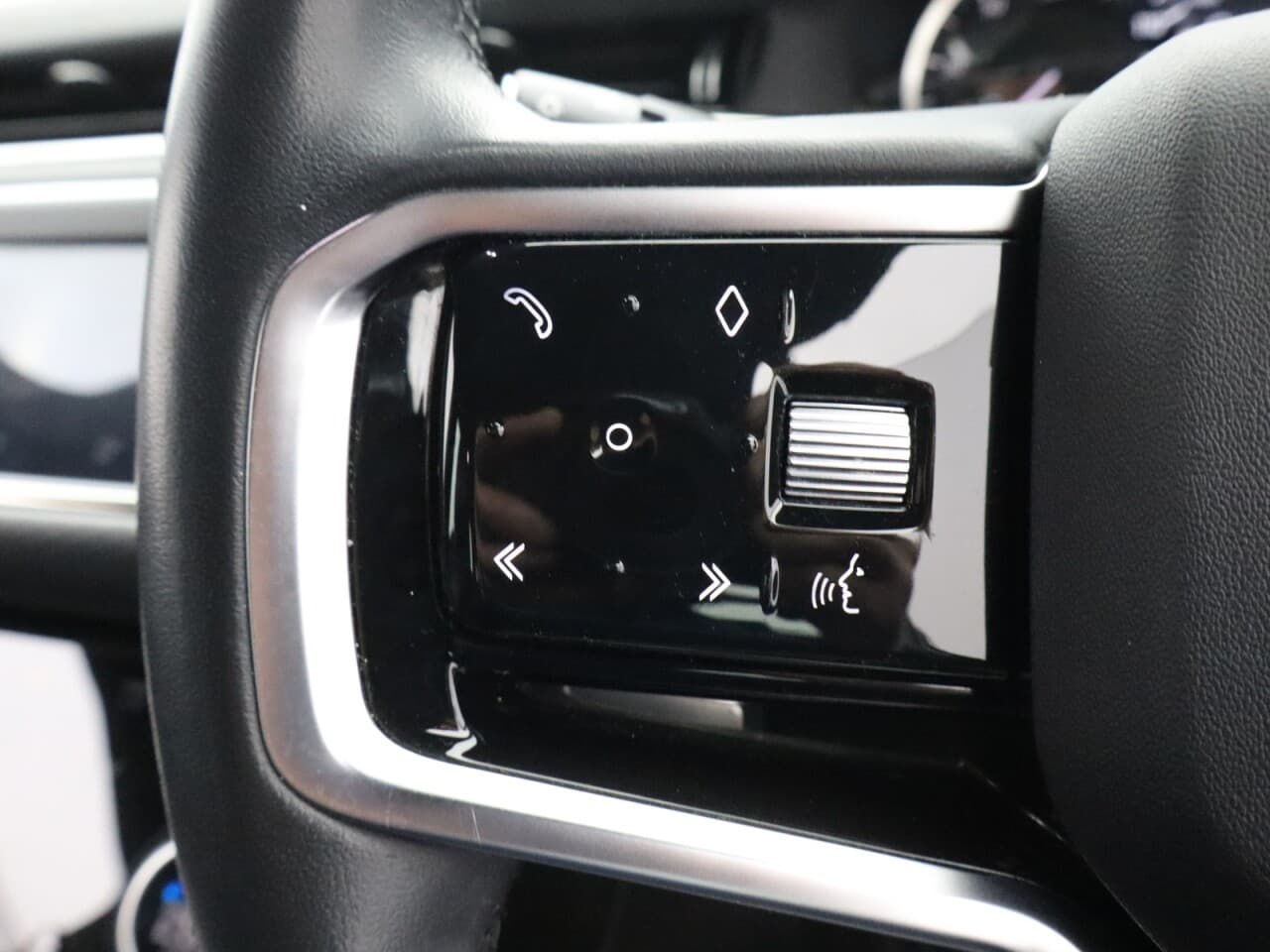 Land Rover Range Rover Evoque 1.5 P300e 12.2kWh R-Dynamic S — image 17