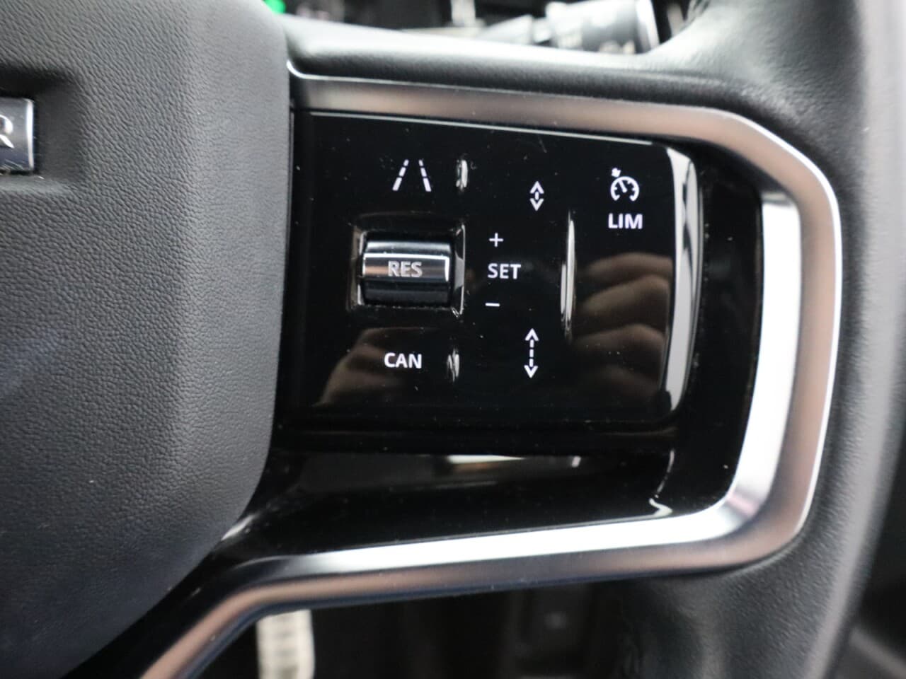 Land Rover Range Rover Evoque 1.5 P300e 12.2kWh R-Dynamic S — image 18