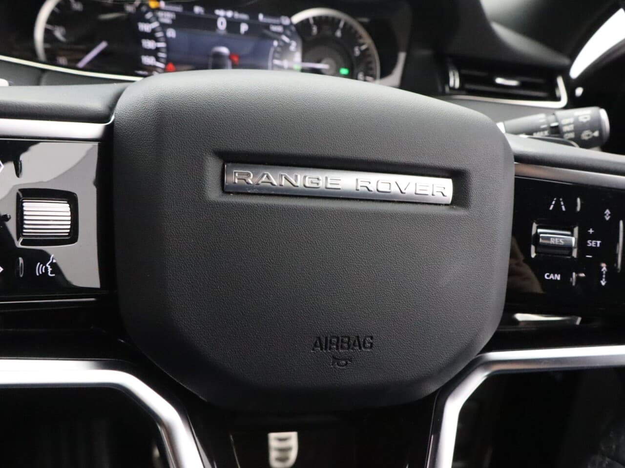 Land Rover Range Rover Evoque 1.5 P300e 12.2kWh R-Dynamic S — image 20