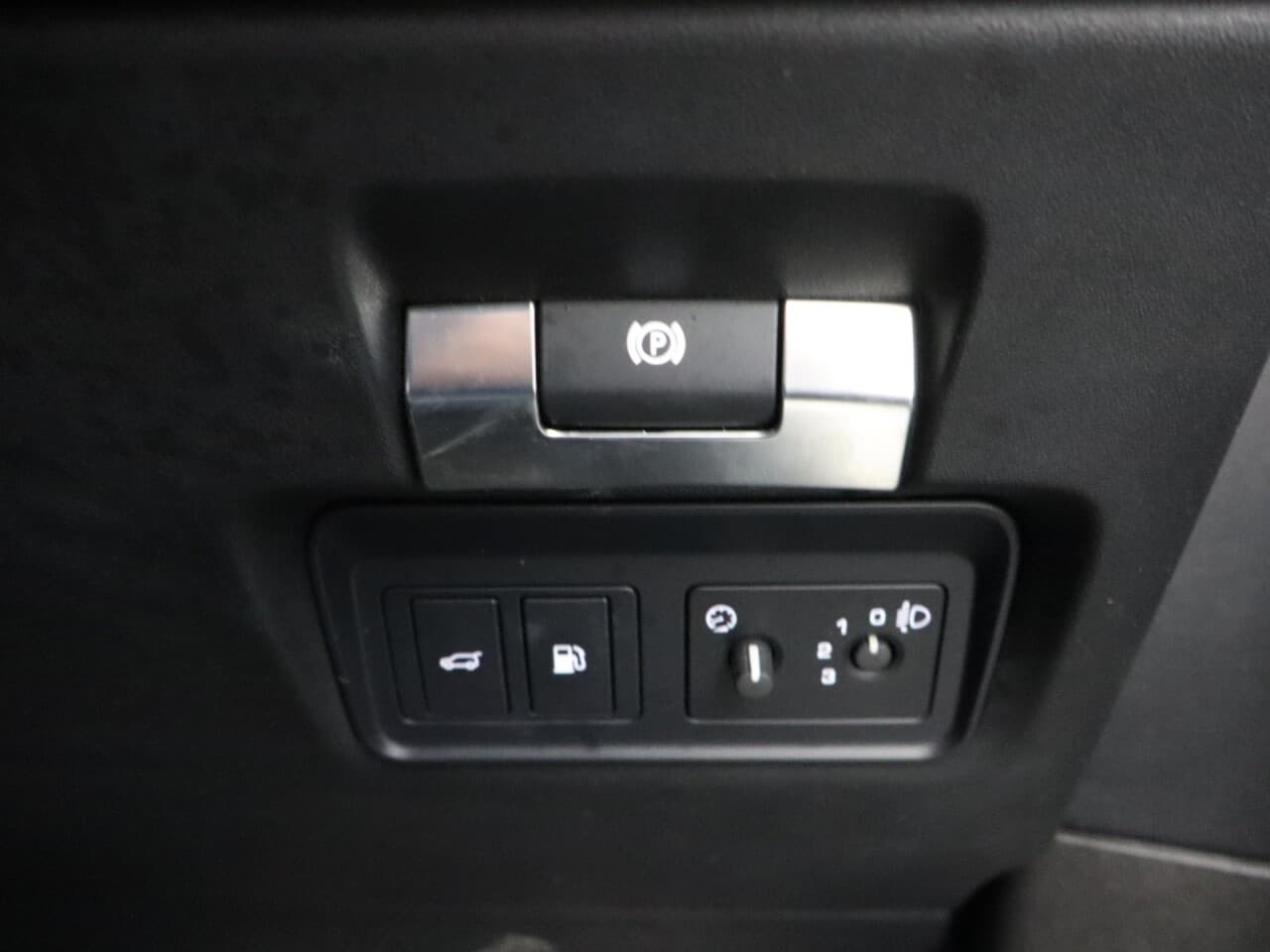 Land Rover Range Rover Evoque 1.5 P300e 12.2kWh R-Dynamic S — image 21