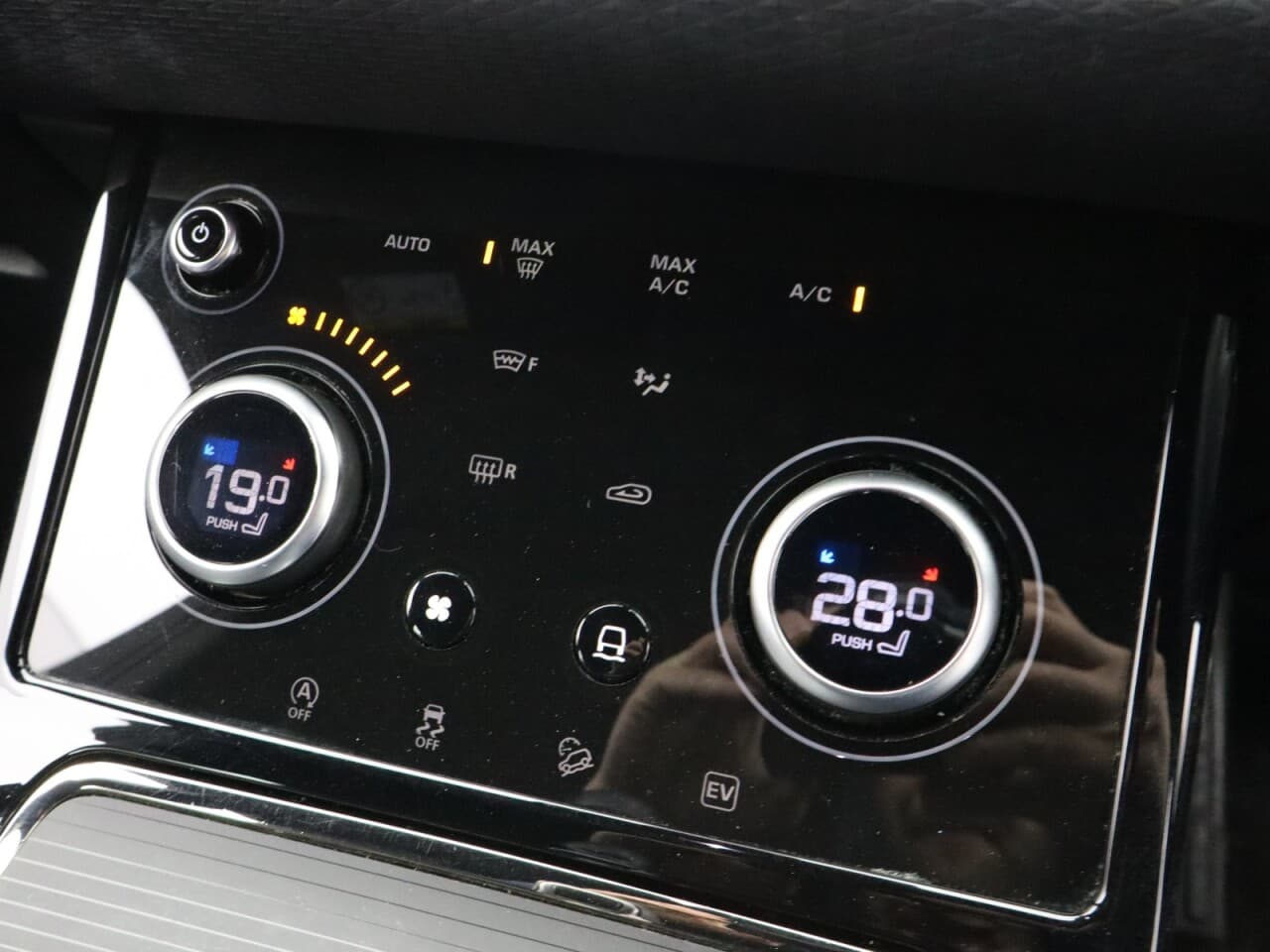Land Rover Range Rover Evoque 1.5 P300e 12.2kWh R-Dynamic S — image 22