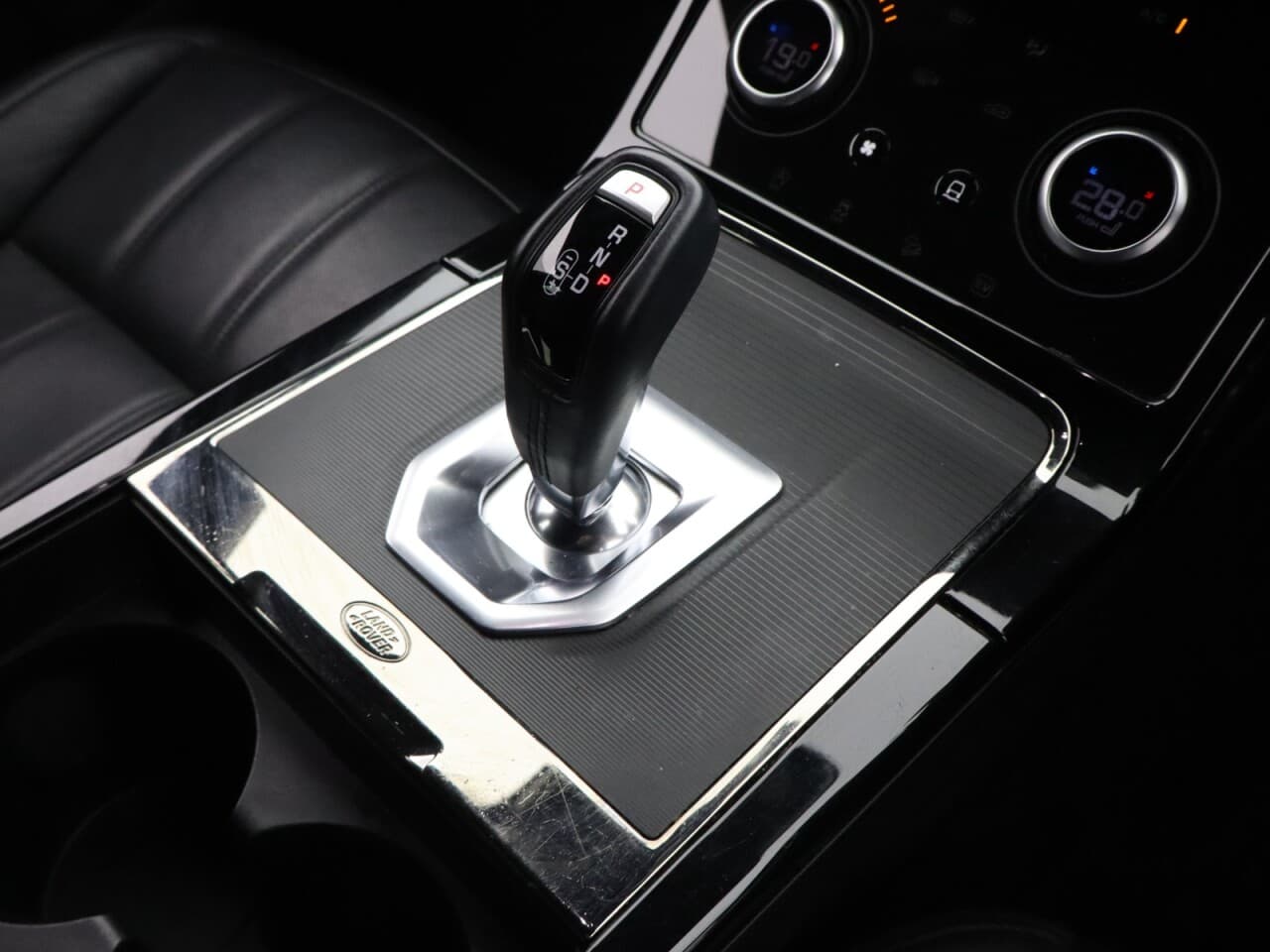 Land Rover Range Rover Evoque 1.5 P300e 12.2kWh R-Dynamic S — image 28