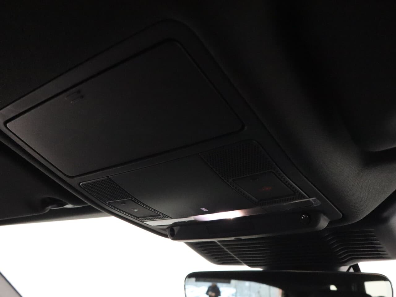 Land Rover Range Rover Evoque 1.5 P300e 12.2kWh R-Dynamic S — image 30