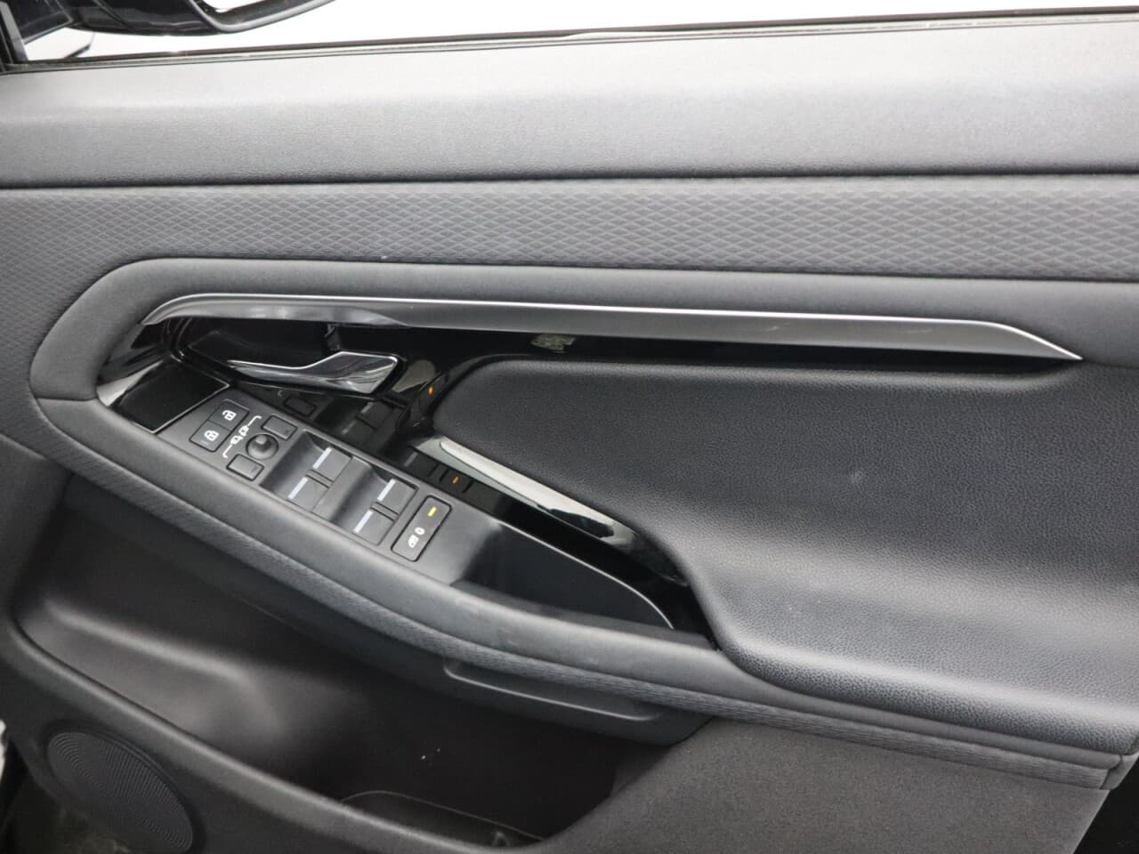 Land Rover Range Rover Evoque 1.5 P300e 12.2kWh R-Dynamic S — image 33