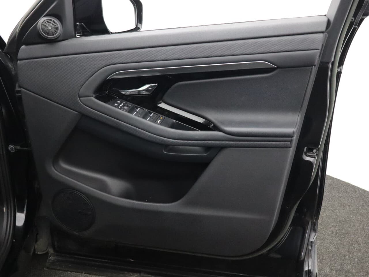 Land Rover Range Rover Evoque 1.5 P300e 12.2kWh R-Dynamic S — image 34