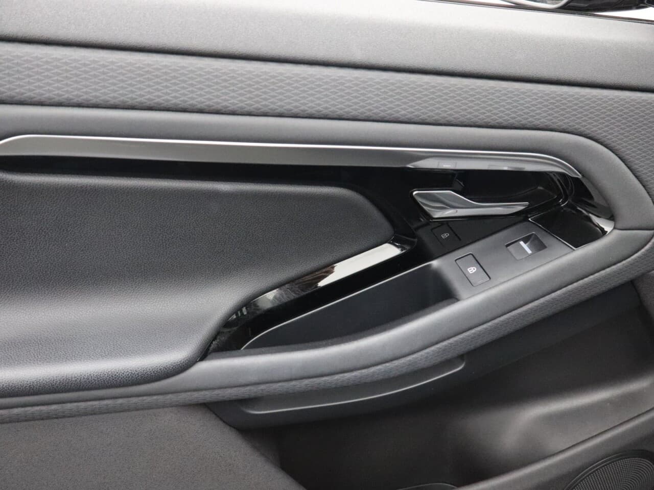 Land Rover Range Rover Evoque 1.5 P300e 12.2kWh R-Dynamic S — image 39