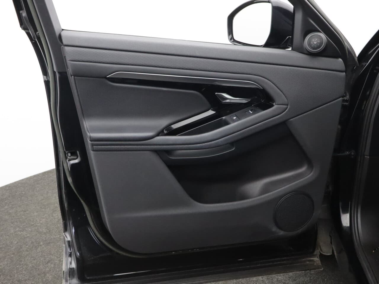 Land Rover Range Rover Evoque 1.5 P300e 12.2kWh R-Dynamic S — image 40