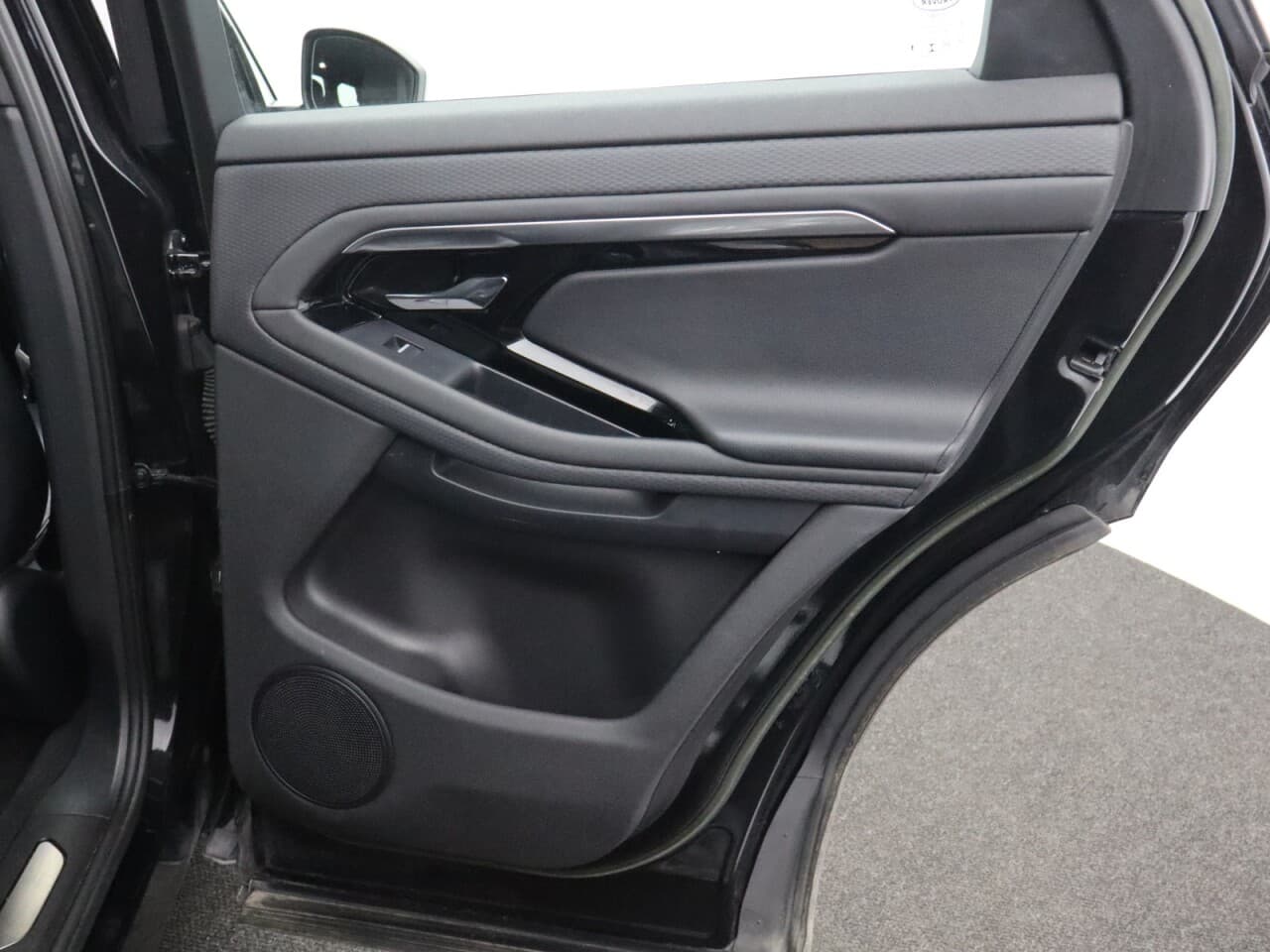 Land Rover Range Rover Evoque 1.5 P300e 12.2kWh R-Dynamic S — image 46