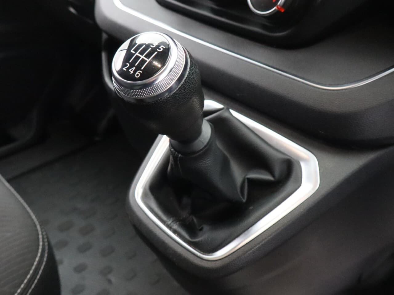 Renault Trafic 2.0 dCi Blue SL28 Sport — image 30