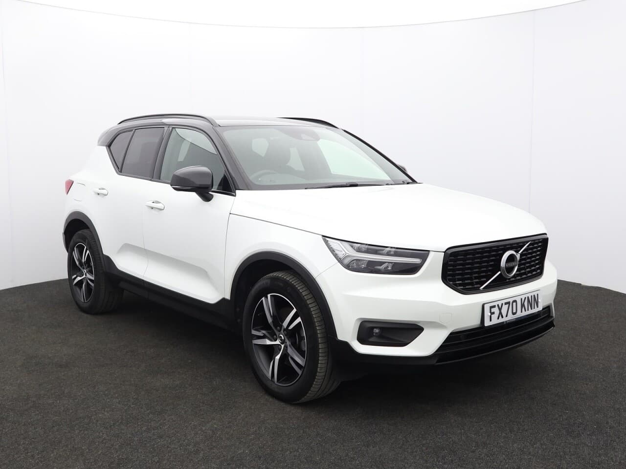 Volvo XC40 2.0 B4 MHEV R-Design view 1