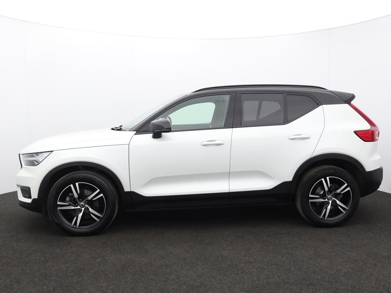 Volvo XC40 2.0 B4 MHEV R-Design — image 6